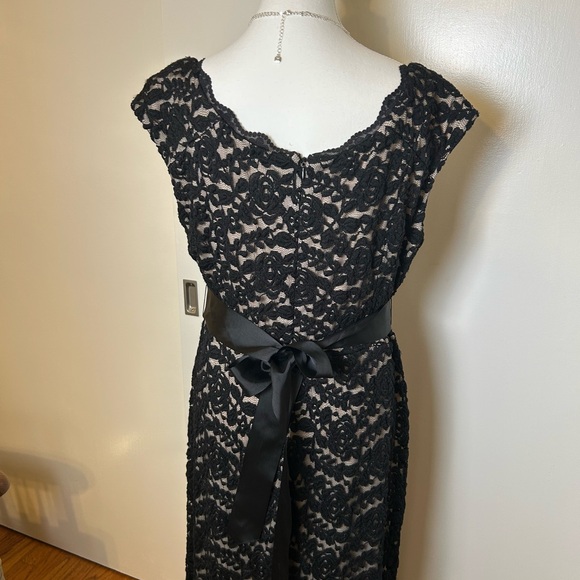 R & M Richards Woman -Sleeveless Black Lace Evening Gown Sz 14W - Picture 6 of 12